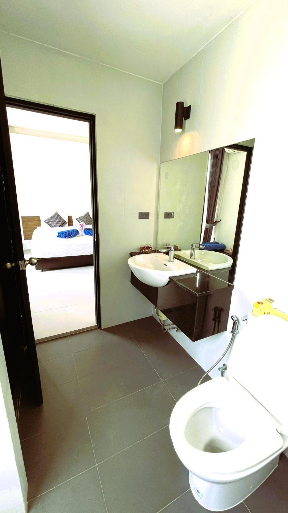 Rockstar Beach Apartments Bang Rak Beach  Extérieur photo